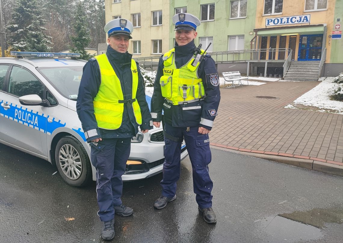 Policjanci służą zgodnie z hasłem #POMAGAMYiCHRONIMY Policjanci służą zgodnie z hasłem #POMAGAMYiCHRONIMY