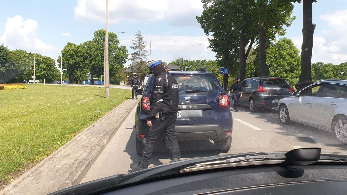 Policjanci sprawdzają pojazdy wyjeżdżające z Koźla. Poszukiwania uciekiniera nadal trwają