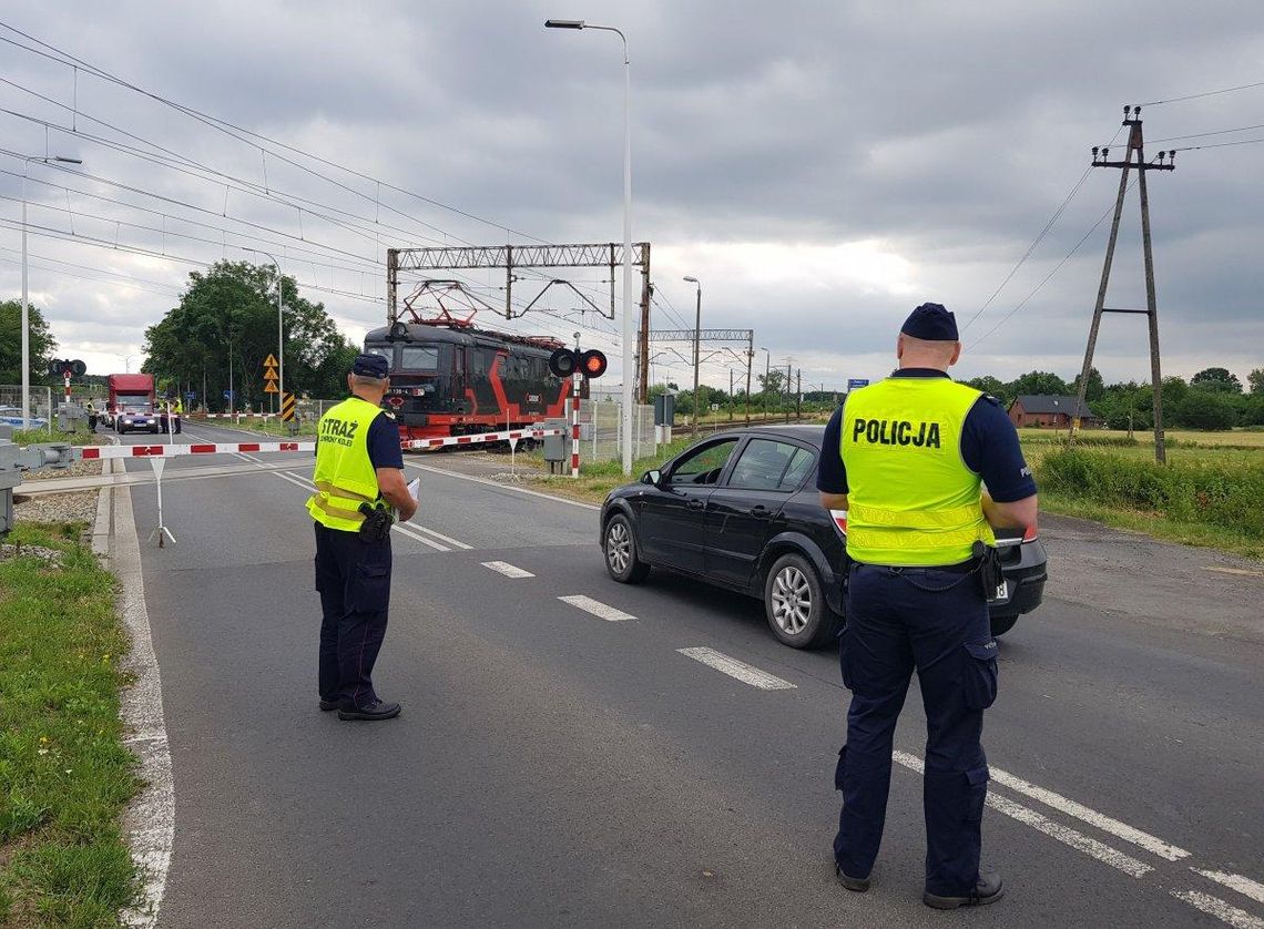 Policjanci sprawdzali na przejazdach kolejowych czy kierowcy stosują się do znaków drogowych