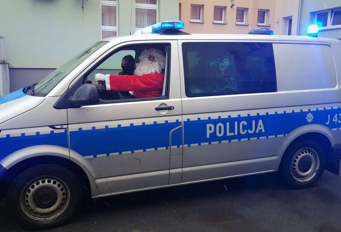 Policjanci też nie zapomnieli o najmłodszych. Obdarowali wychowanków Domu Dziecka w Kędzierzynie-Koźlu. ZDJĘCIA