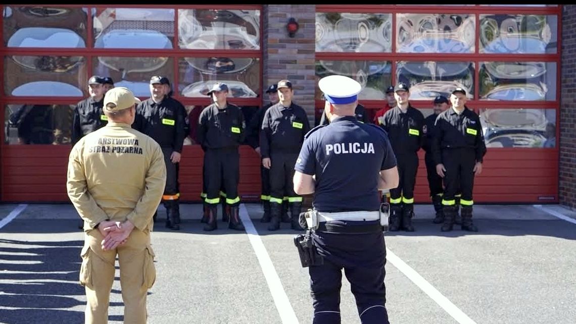 Policjanci uczyli strażaków jak bezpiecznie poruszać się pojazdami uprzywilejowanymi