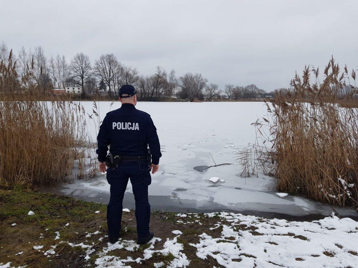 Policjanci uratowali 29-latkę, pod którą załamał się lód