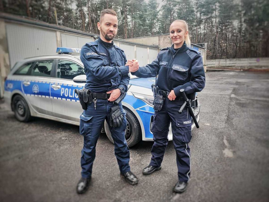 Policjanci uratowali trzech mężczyzn z pożaru pustostanu