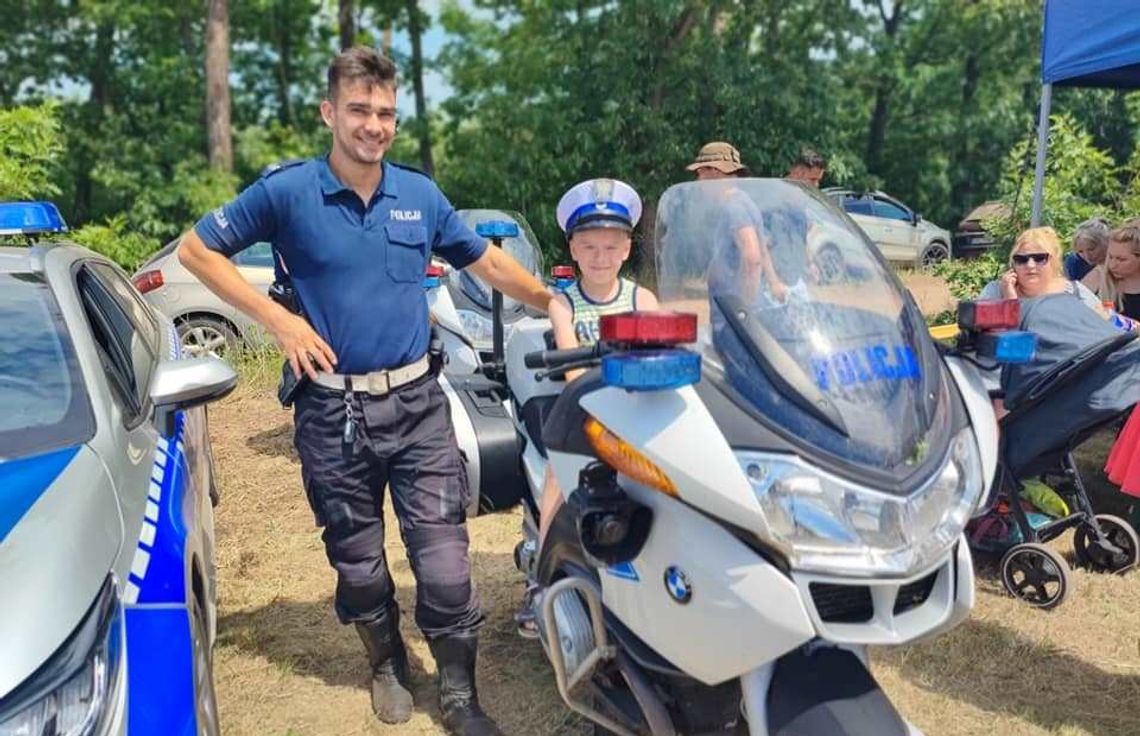 Policjanci w Dziergowicach zalecali bezpieczny wypoczynek. ZDJĘCIA Policjanci w Dziergowicach zalecali bezpieczny wypoczynek. ZDJĘCIA