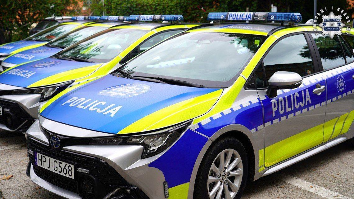 Policjanci z Kędzierzyna-Koźla otrzymali hybrydową Toyotę z nowym, neonowym oznakowaniem