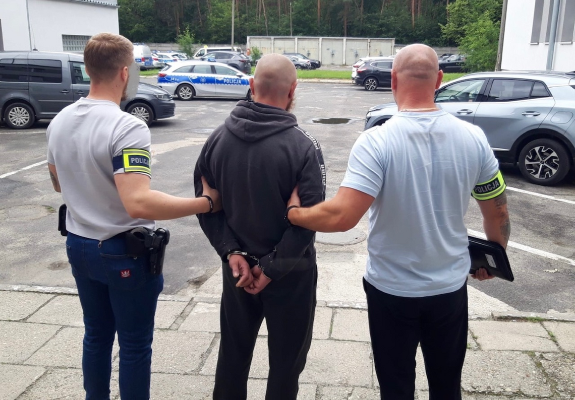 Policjanci zatrzymali poszukiwanego mężczyznę. Usłyszał zarzuty za znęcanie się nad partnerką