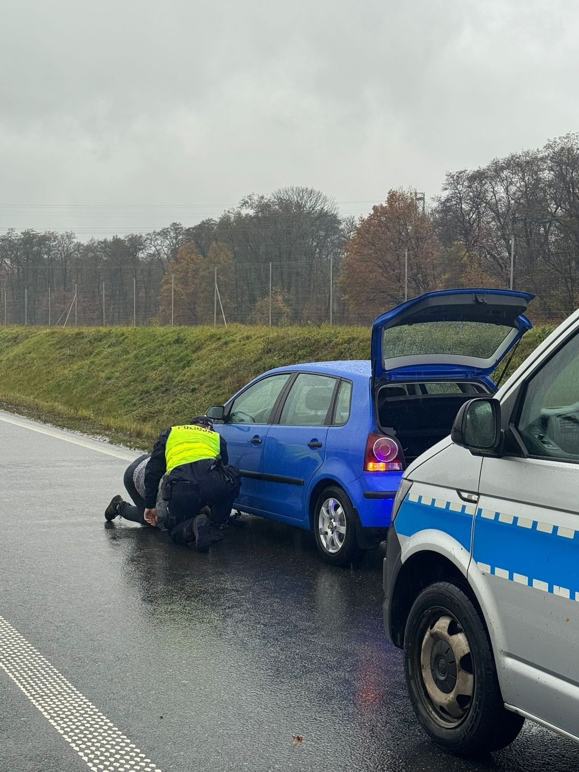 Policjanci zatrzymali się i pomogli kierowcy wymienić przebite koło w samochodzie