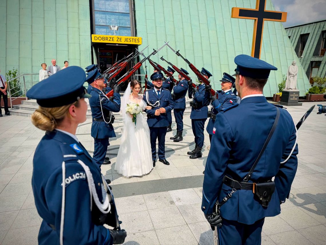 Policjant z Kędzierzyna-Koźla powiedział „tak”. Laura i Aleksander rozpoczęli wspólną drogę życia Policjant z Kędzierzyna-Koźla powiedział „tak”. Laura i Aleksander rozpoczęli wspólną drogę życia
