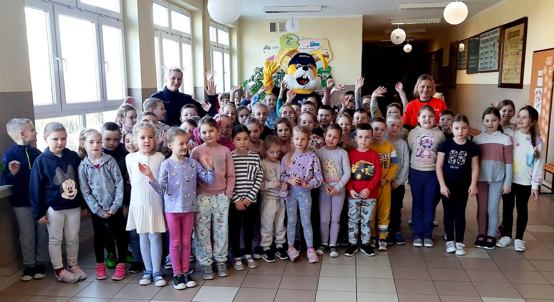 Policuś z odwiedzinami w Zespole Szkolno-Przedszkolnym w Pawłowiczkach. ZDJĘCIA