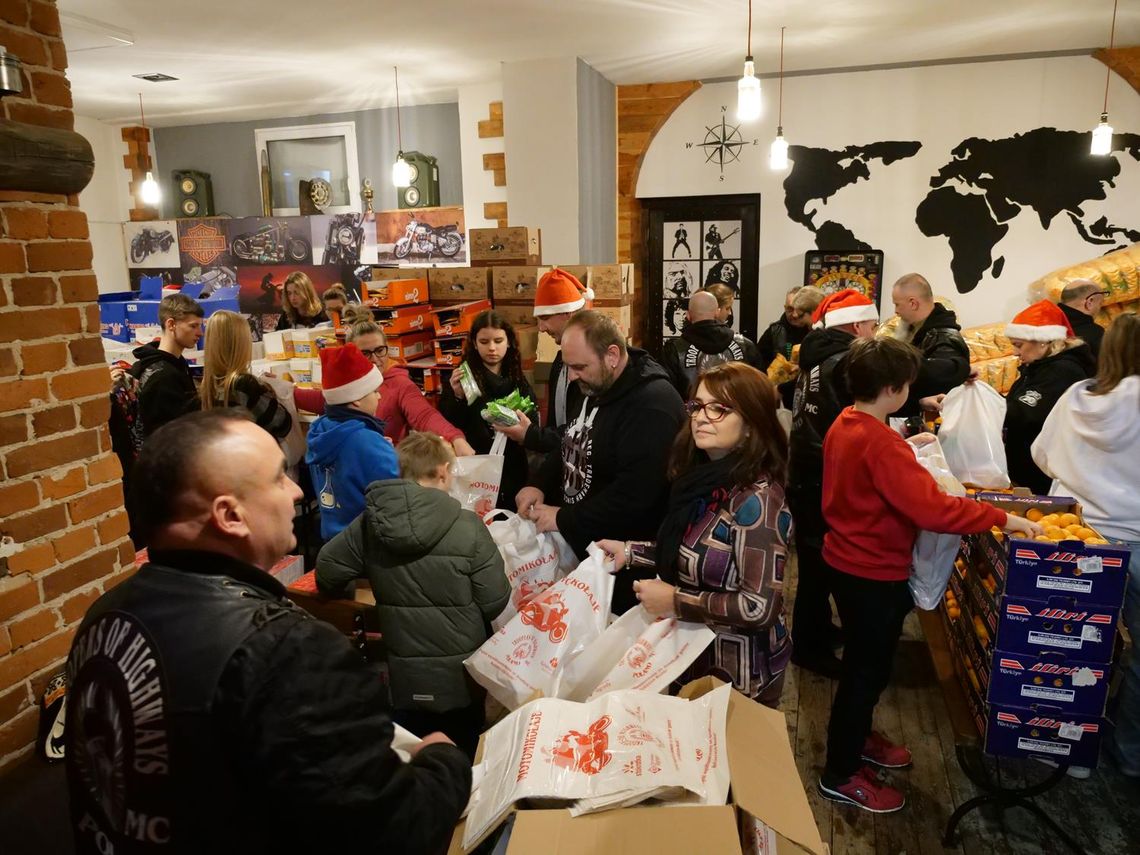 Pomocnicy Mikołaja spakowali blisko 700 paczek Pomocnicy Mikołaja spakowali blisko 700 paczek