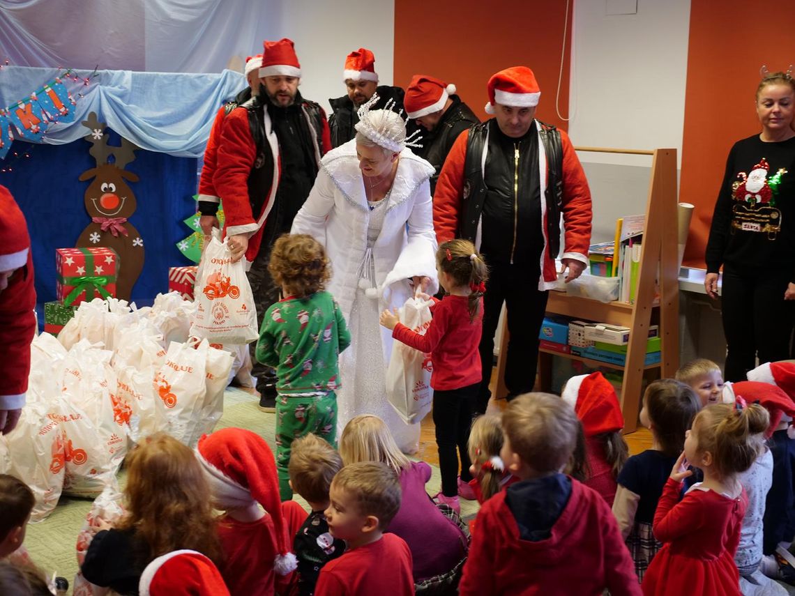 Pomocnicy Mikołaja tym razem bez motocykli odwiedzili przedszkola Pomocnicy Mikołaja tym razem bez motocykli odwiedzili przedszkola