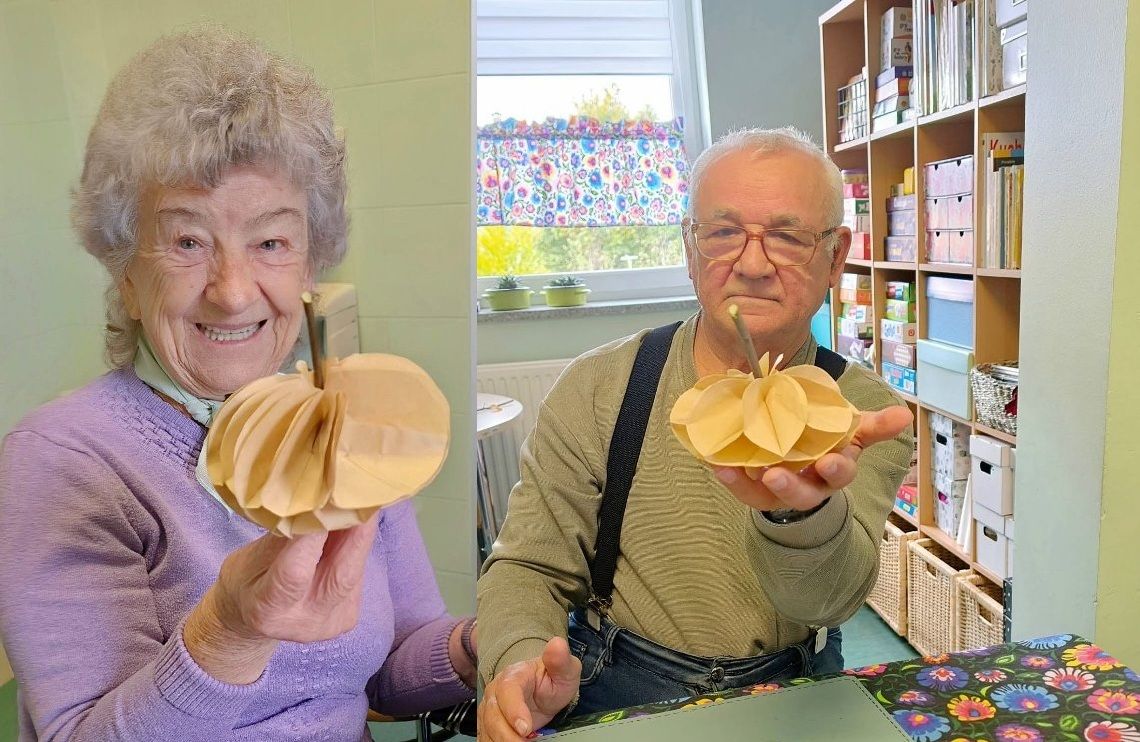 Pomysłowi seniorzy stworzyli ekologiczne dynie z… ekspresu! ZDJĘCIA