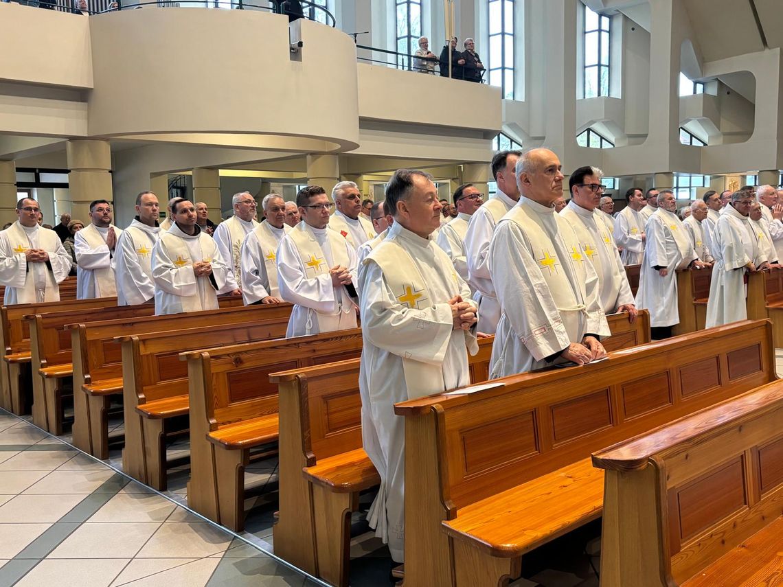 Ponad stu księży oraz kilku biskupów zawitało do Kędzierzyna-Koźla. ZDJĘCIA Ponad stu księży oraz kilku biskupów zawitało do Kędzierzyna-Koźla. ZDJĘCIA