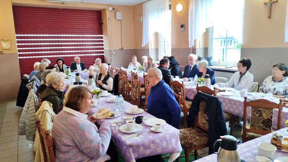Popołudnie, które łączy. Seniorzy z Miejsca Kłodnickiego przy wspólnym stole. ZDJĘCIA Popołudnie, które łączy. Seniorzy z Miejsca Kłodnickiego przy wspólnym stole. ZDJĘCIA