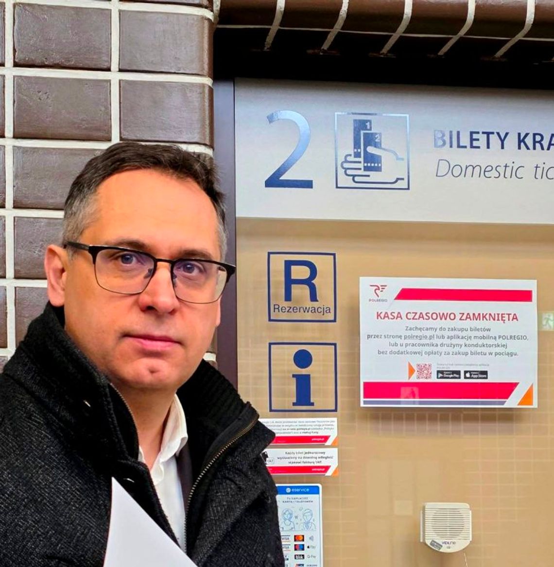 Poseł na Sejm RP Paweł Masełko poirytowany faktem zamknięcia kas biletowych na dworcu PKP Poseł na Sejm RP Paweł Masełko poirytowany faktem zamknięcia kas biletowych na dworcu PKP