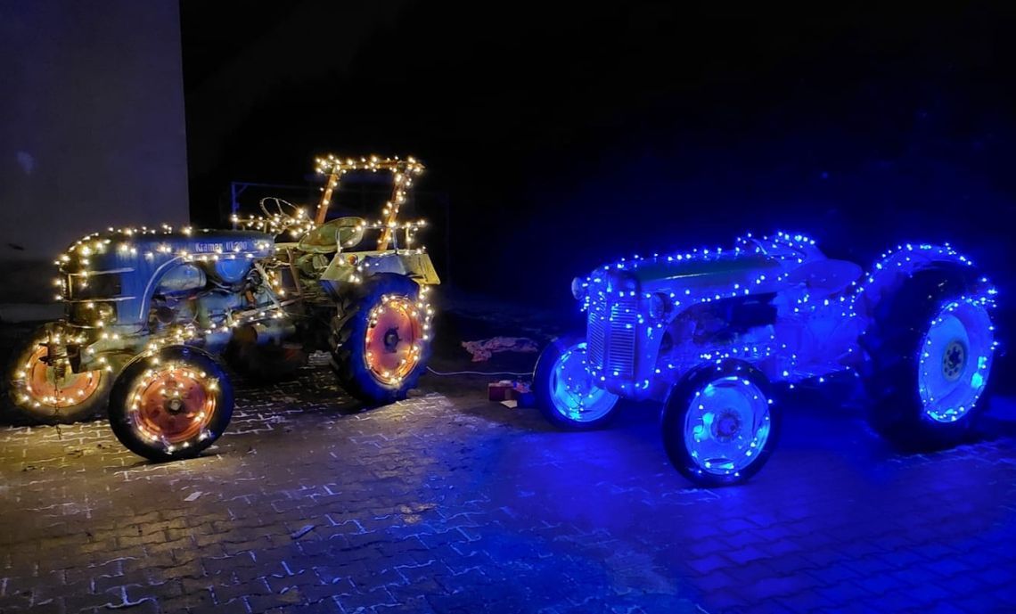 Postanowił świątecznie oświetlić dwa ciągniki rolnicze. ZDJĘCIA