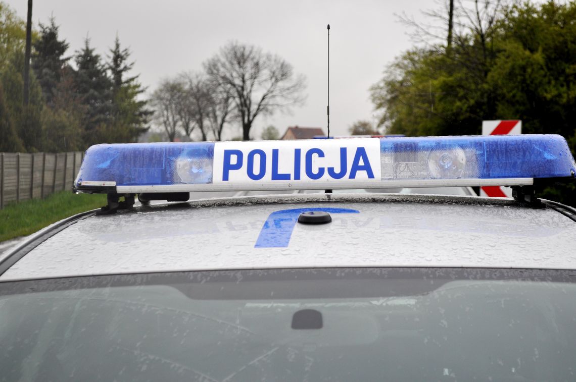 Poszukiwaną kobietę wyciągnięto z taksówki i skuto kajdankami