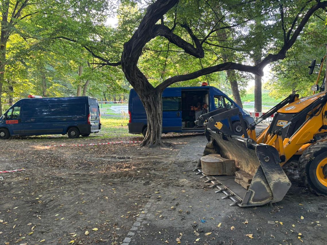 Poważna awaria magistrali wodociągowej. Służby zadziałały błyskawicznie. ZDJĘCIA