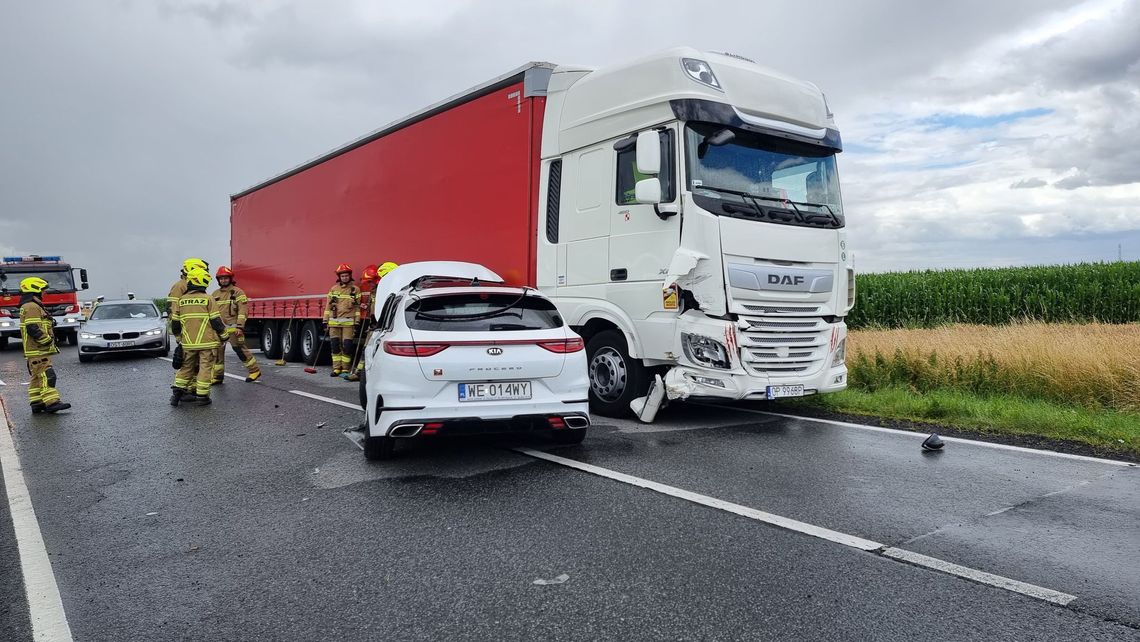 Poważny wypadek na drodze krajowej nr 45 w Zakrzowie Poważny wypadek na drodze krajowej nr 45 w Zakrzowie