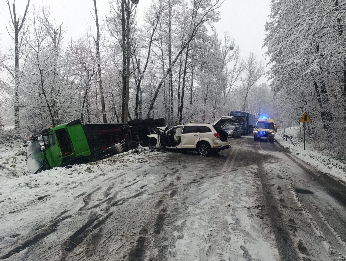 Poważny wypadek na DW 408 przy zjeździe na Bierawę. Droga jest całkowicie zablokowana Poważny wypadek na DW 408 przy zjeździe na Bierawę. Droga jest całkowicie zablokowana