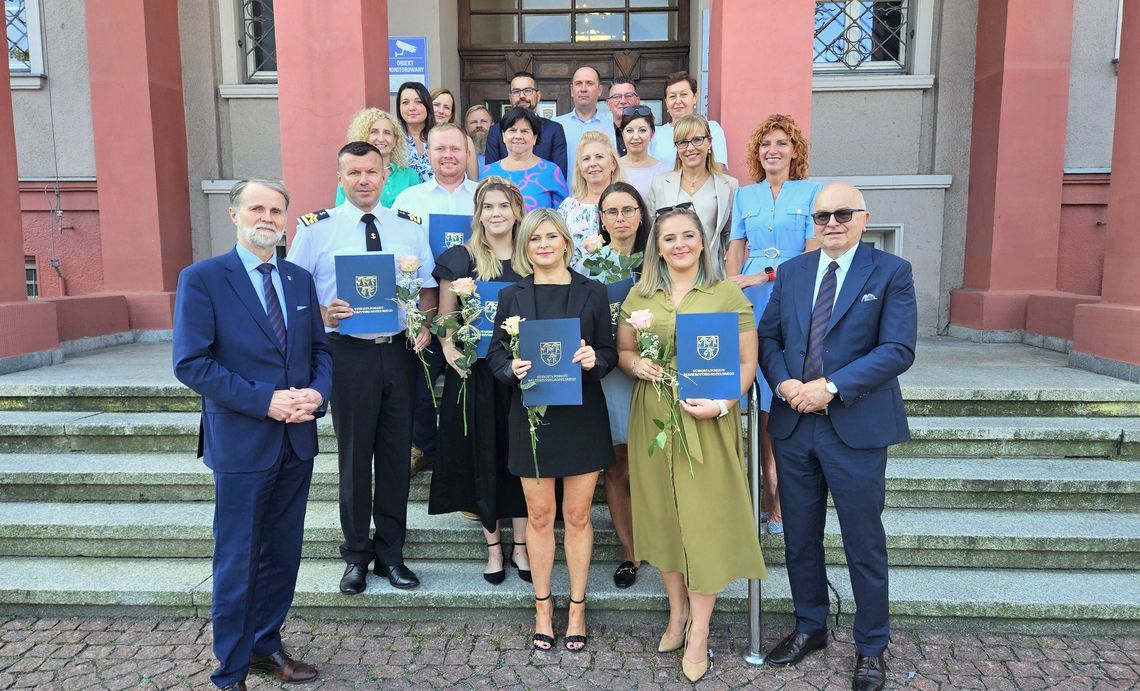 Powiat przygotowany do nowego roku szkolnego. Ślubowania złożyli nowi nauczyciele mianowani. ZDJĘCIA