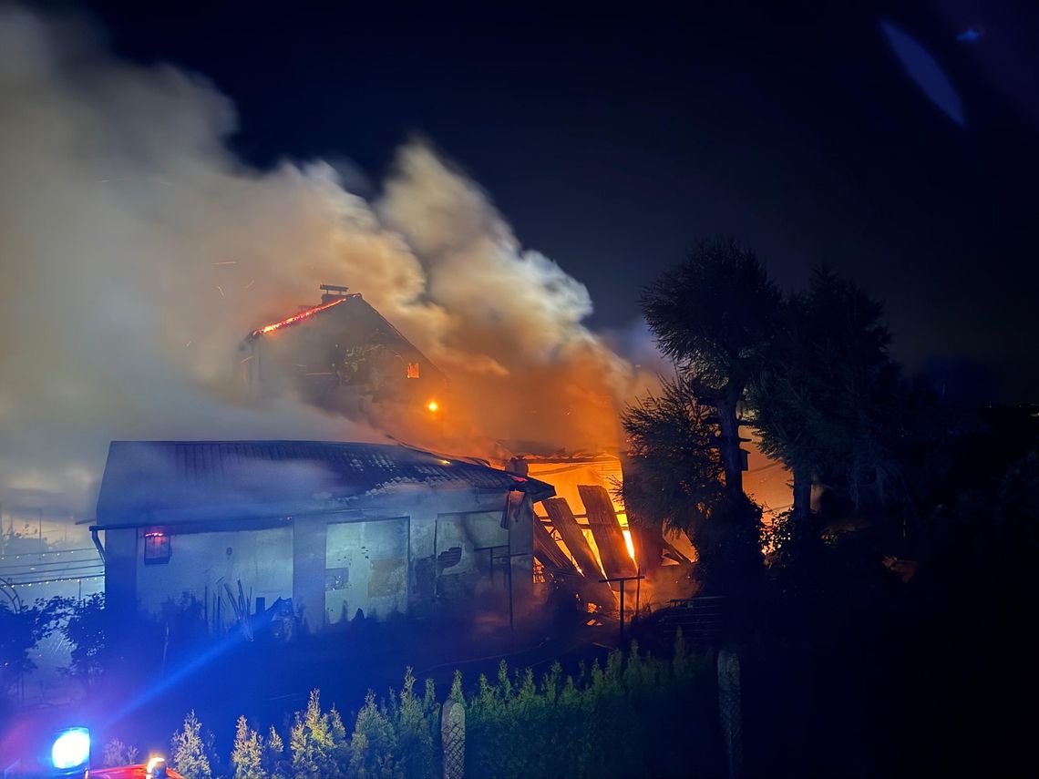 Pożar budynków w Grzędzinie. Ogień rozprzestrzenił się błyskawicznie, ewakuowano mieszkańców