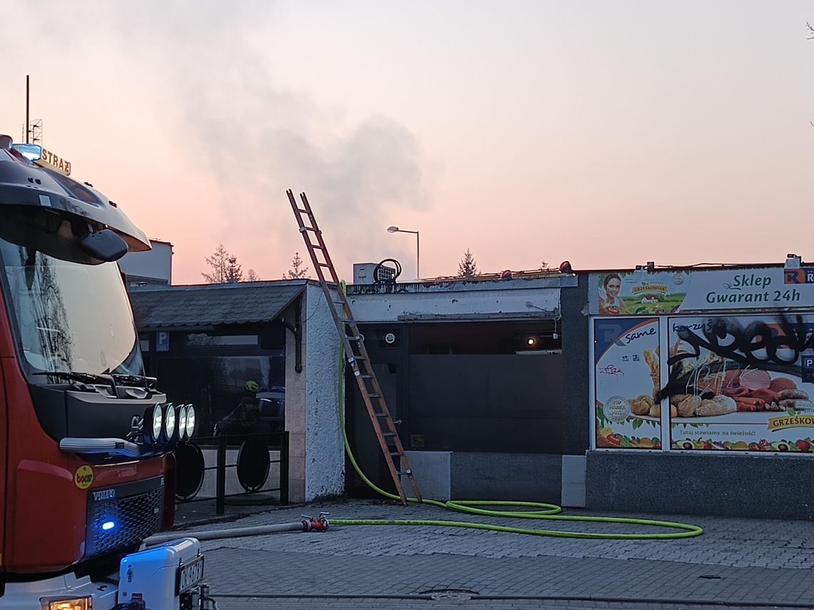 Pożar śmieci za pubem na Pogorzelcu. Na miejscu kilka zastępów straży pożarnej. ZDJĘCIA