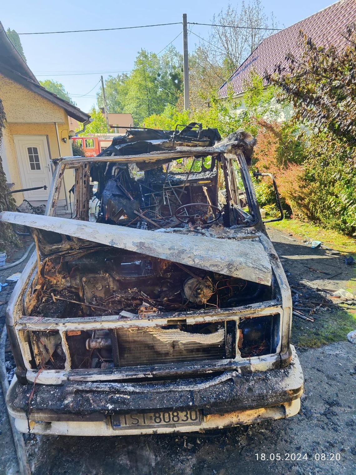 Pożar campera w Zakrzowie. Auto spłonęło doszczętnie. ZDJĘCIA