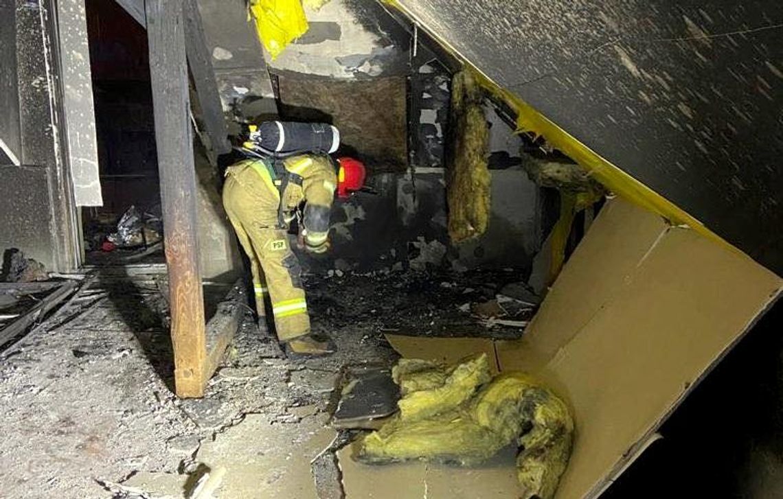Pożar domu w Koźlu Rogach. Strażacy uratowali nieprzytomną osobę. ZDJĘCIA