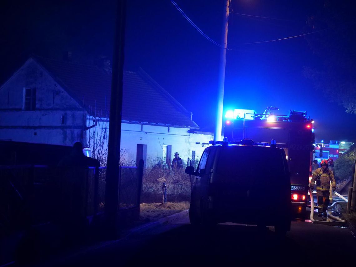Pożar domu w Zakrzowie. Na miejscu 5 zastępów straży pożarnej