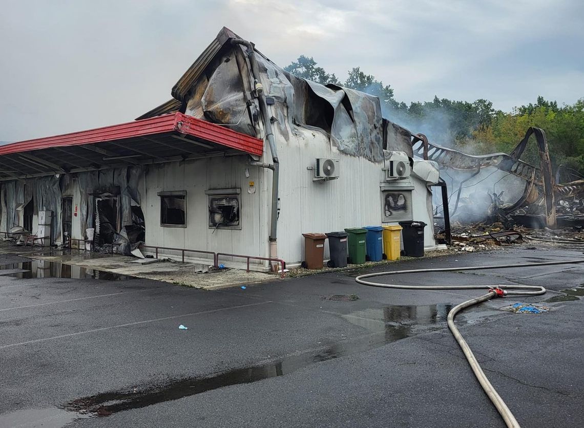 Pożar hali w Kędzierzynie-Koźlu. Trwa dogaszanie, na miejscu pracuje kilkudziesięciu strażaków
