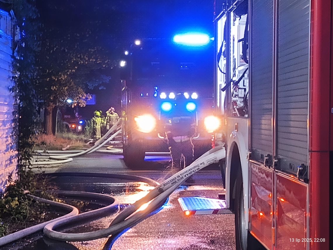 Pożar kontenera na terenie spalonej hali. Dwanaście zastępów straży pożarnej w akcji [ZDJĘCIA]