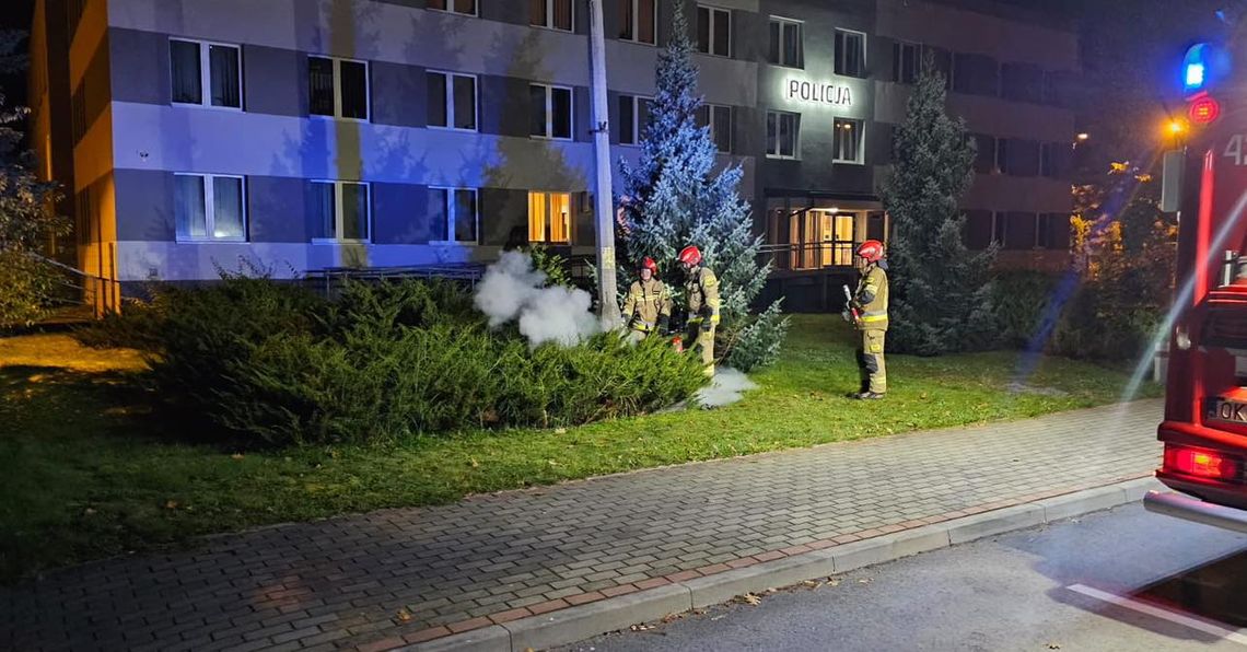 Pożar latarni przy komendzie policji. Interweniowali strażacy Pożar latarni przy komendzie policji. Interweniowali strażacy