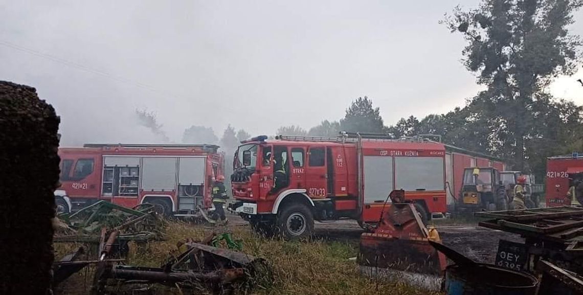 Pożar maszyny leśnej oraz wiaty. Interweniowali strażacy