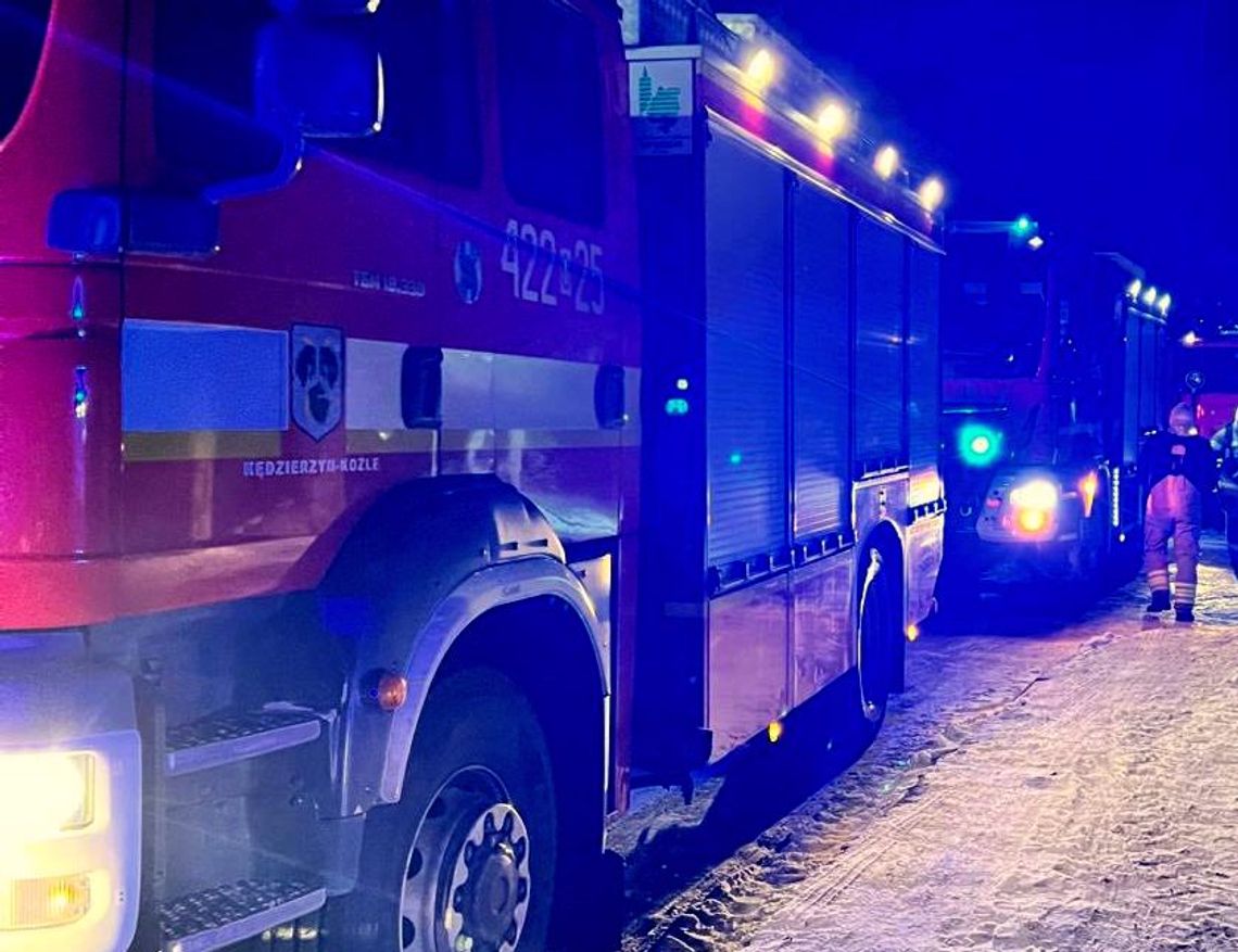 Pożar mieszkania w Bierawie. Z budynku ewakuowało się 11 osób, jedna jest poszkodowana