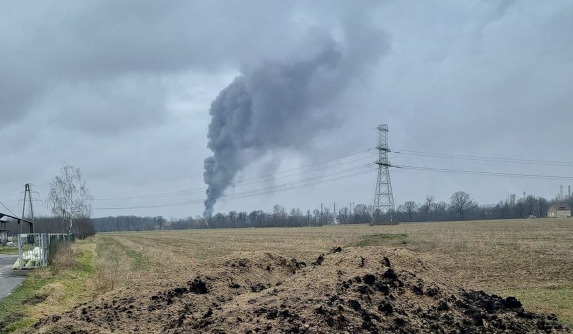 Pożar na terenie zakładów w Azotach. Na miejscu 15 zastępów straży