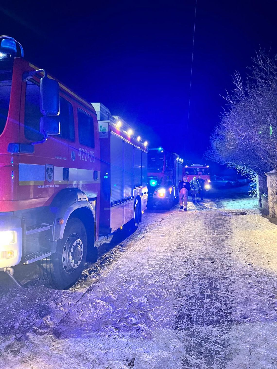 Sześć zastępów straży pożarnej gasiło pożar piwnicy budynku wielorodzinnego w Poborszowie. ZDJĘCIA