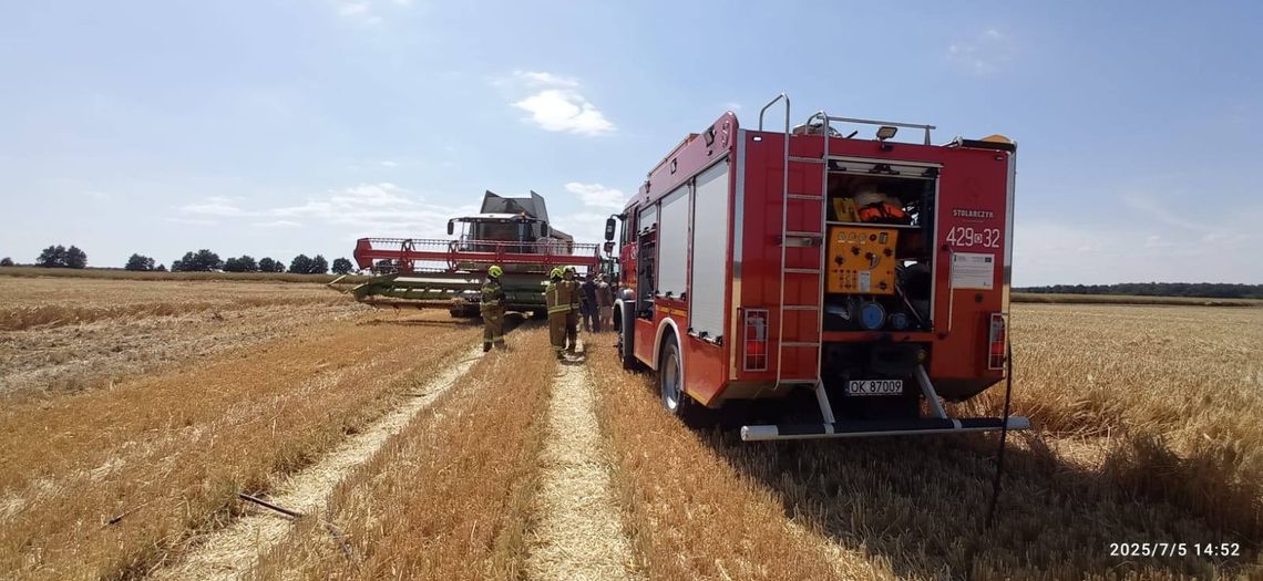Pożar pola w Bytkowie. Zapalił się heder w kombajnie oraz kawałek ścierniska. ZDJĘCIA