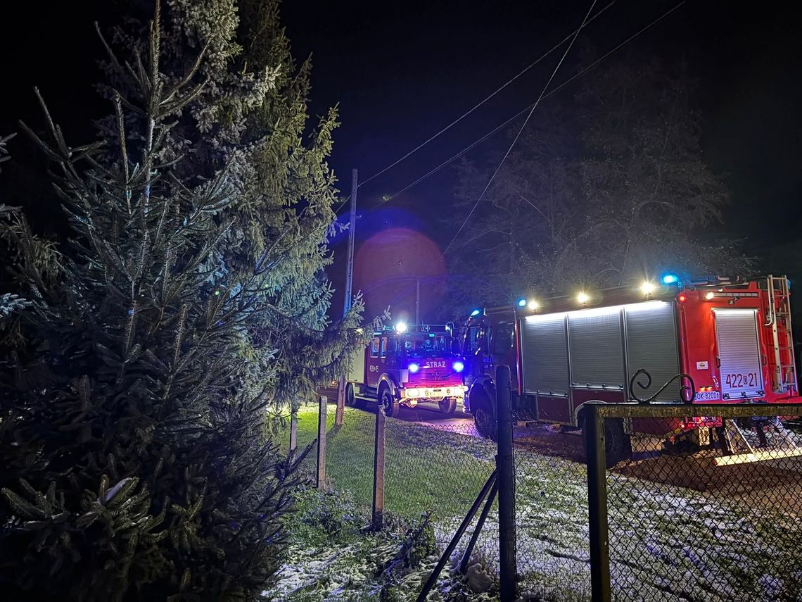 Pożar sadzy i pęknięty komin w Zakrzowie. Interweniowały cztery zastępy straży pożarnej. ZDJĘCIA