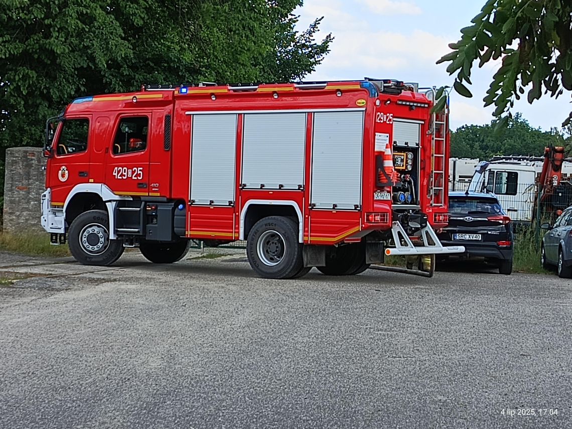 Pożar przy torach kolejowych na Pogorzelcu. Interweniowały służby, wstrzymano ruch pociągów