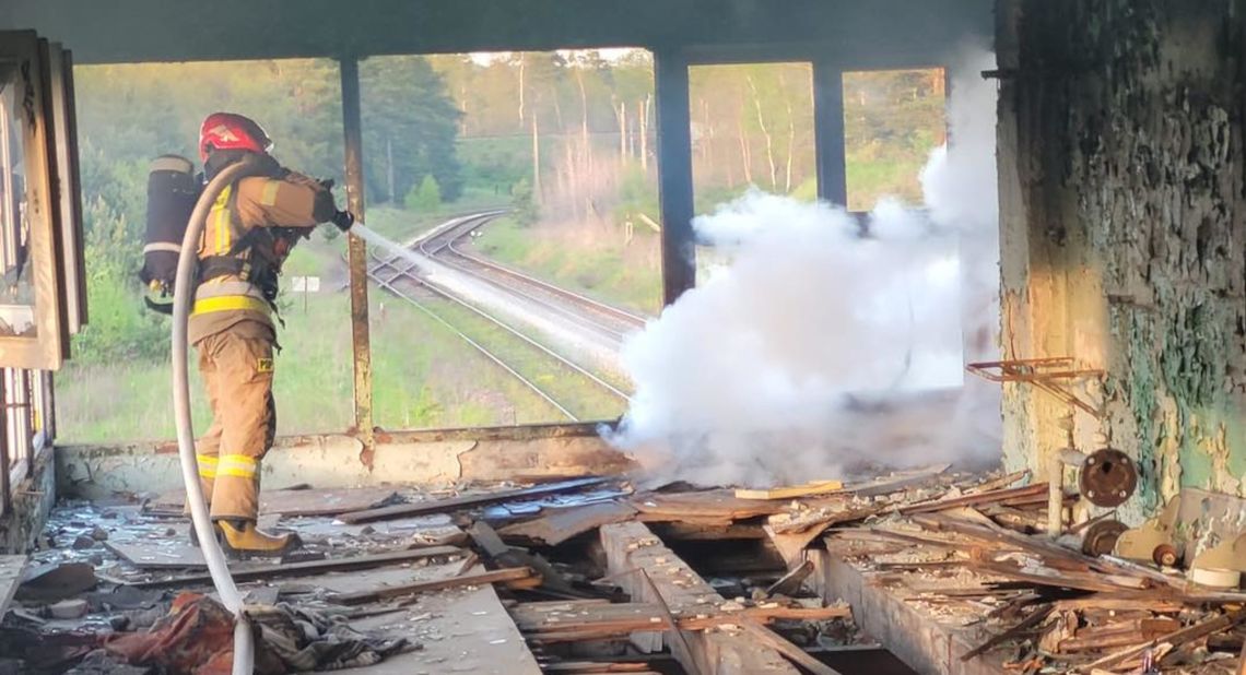 Pożar pustostanu byłej nastawni kolejowej na osiedlu Żabieniec