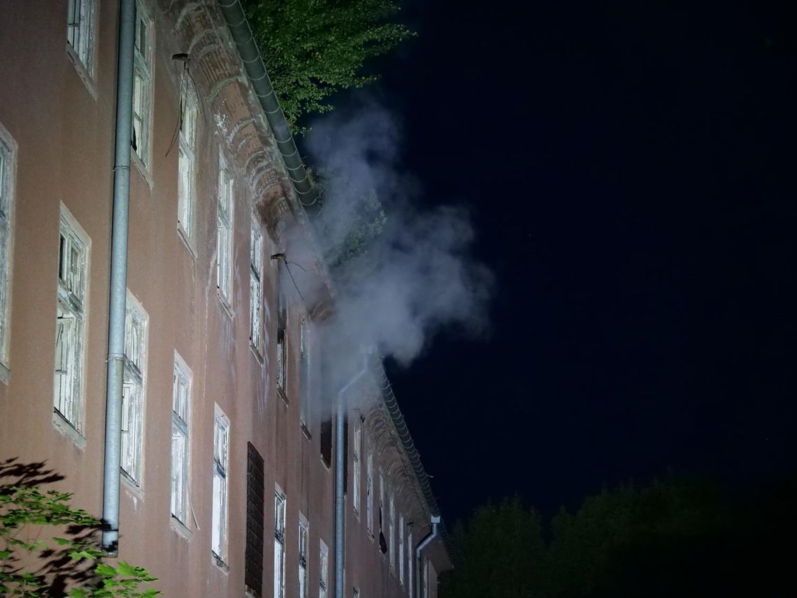 Pożar pustostanu na terenie dawnej jednostki wojskowej. Zdjęcia