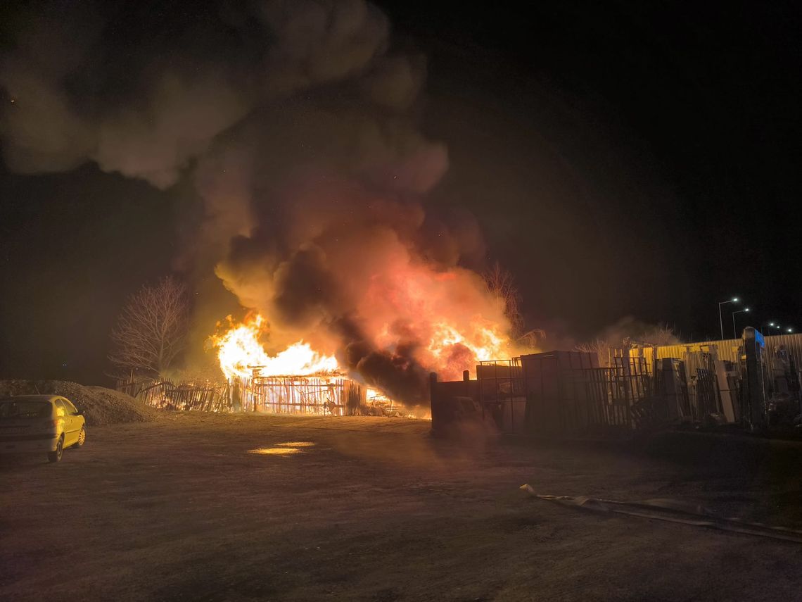 Pożar obok stacji paliw przy ul. Wyspiańskiego. Na miejscu sześć zastępów straży pożarnej. ZDJĘCIA Pożar obok stacji paliw przy ul. Wyspiańskiego. Na miejscu sześć zastępów straży pożarnej. ZDJĘCIA