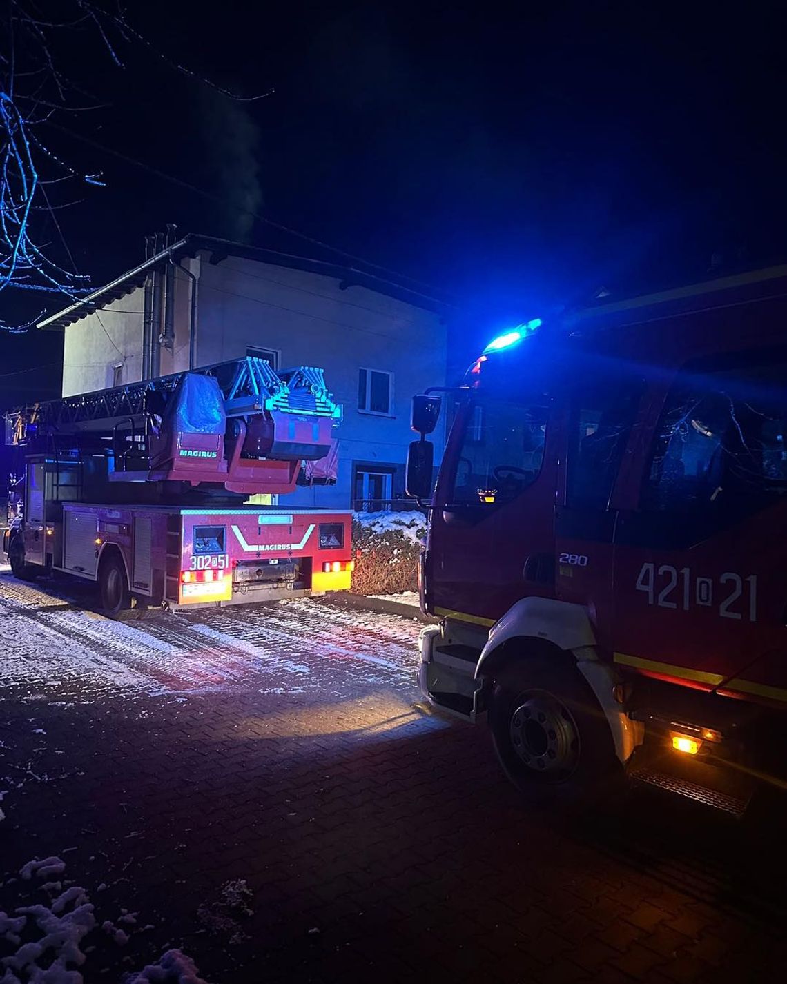 Pożar sadzy w kominie przy ul. Sławięcickiej w Kędzierzynie-Koźlu. Szybka interwencja strażaków