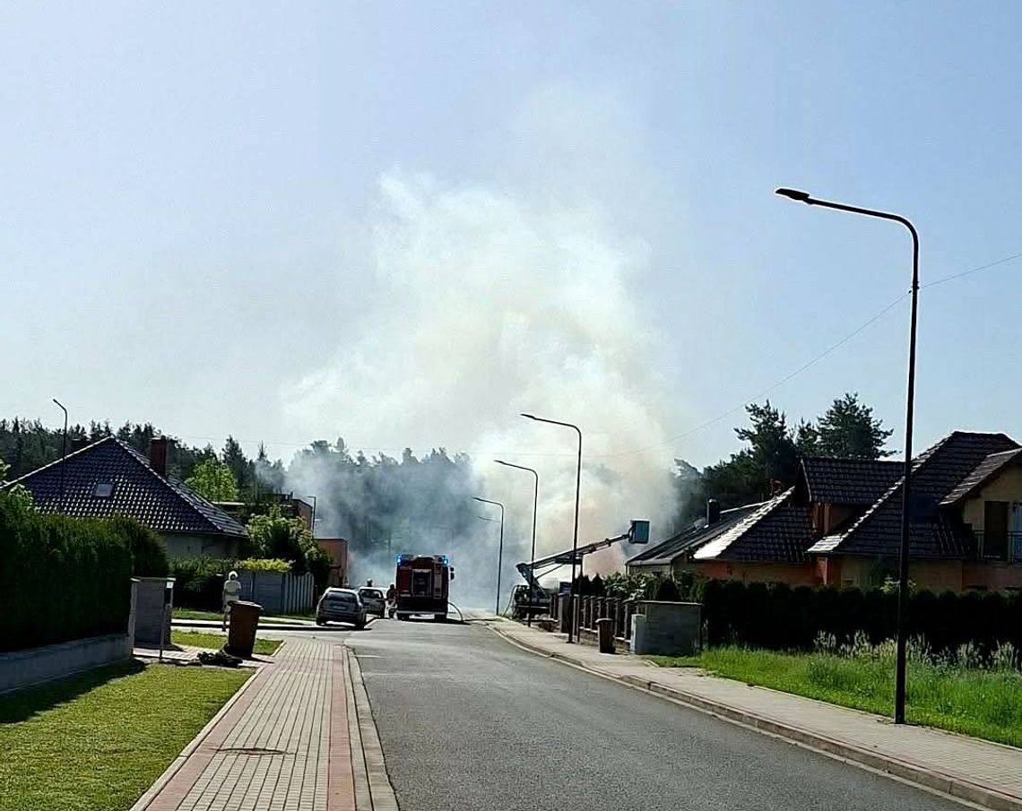 Pożar samochodu na osiedlu Cisowa Pożar samochodu na osiedlu Cisowa