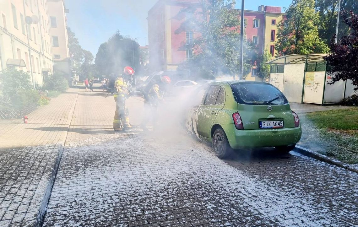 Pożar samochodu osobowego na ulicy 1 Maja  w Kędzierzynie-Koźlu