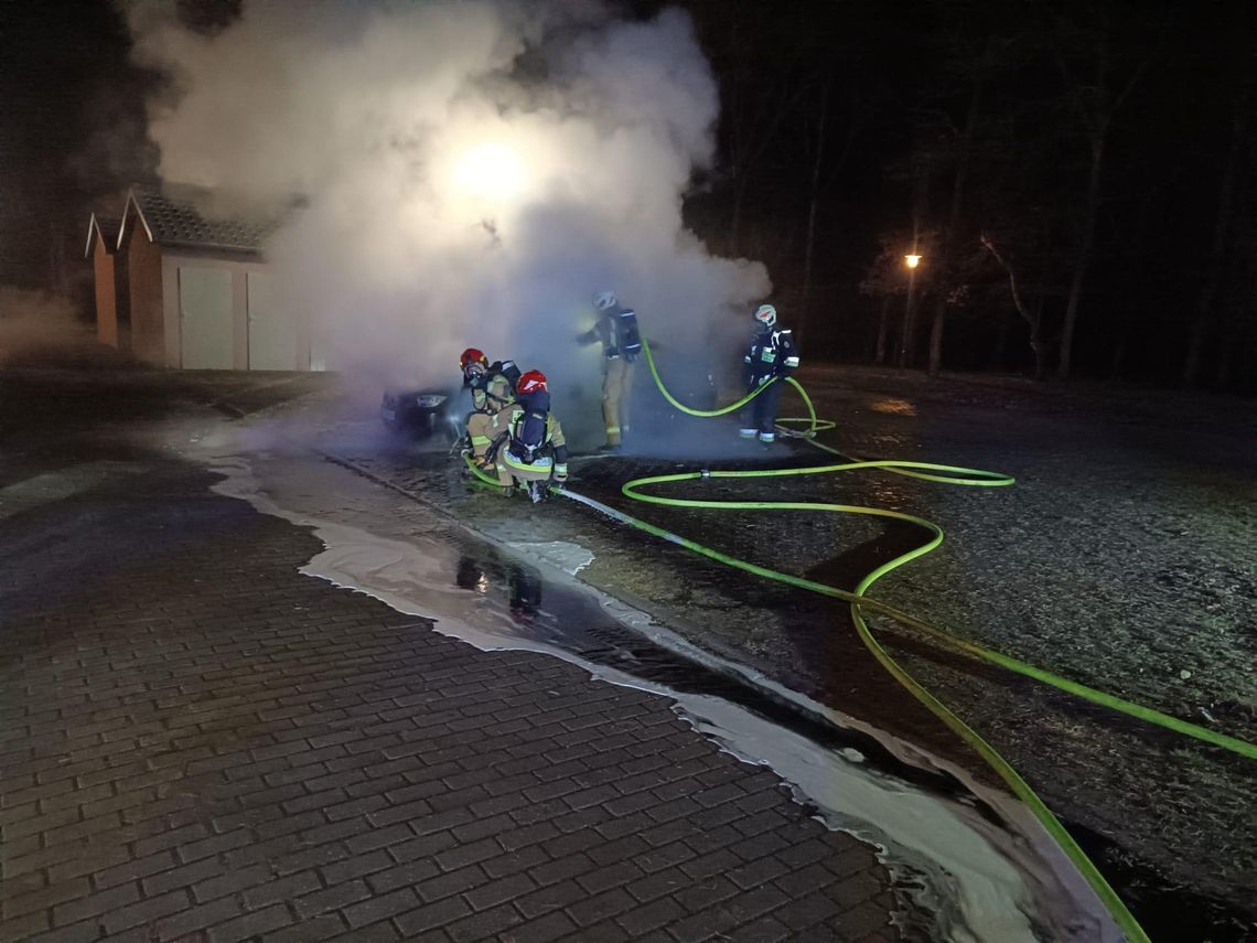 Samochód stanął w ogniu. Akcja strażaków w Sławięcicach