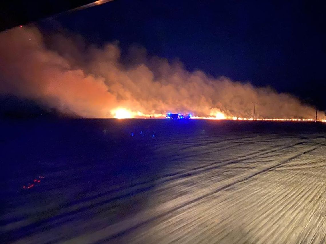 Pożar ścierniska w Ciężkowicach. Ogień widoczny był z daleka Pożar ścierniska w Ciężkowicach. Ogień widoczny był z daleka