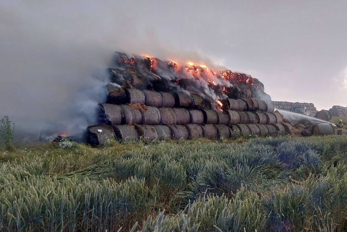 Pożar stogu słomy w Pawłowiczkach. Przyczyną uderzenie pioruna. ZDJĘCIA