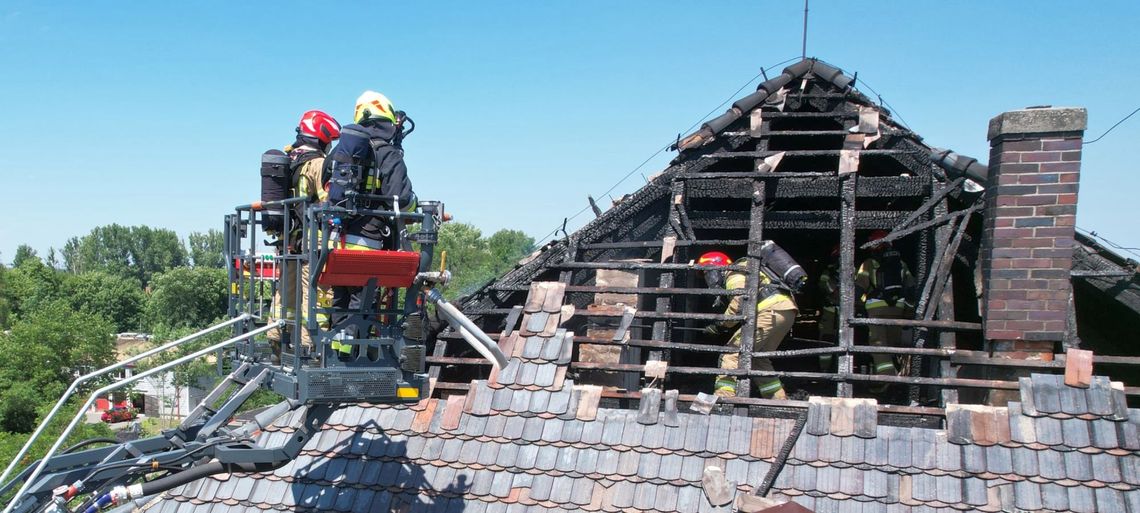 Pożar w budynku na terenie byłych koszarach w Koźlu. ZDJĘCIA